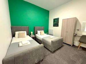 Ένα ή περισσότερα κρεβάτια σε δωμάτιο στο City Centre Bury Stay - Modern 3 Beds, 2BR