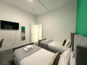 Ένα ή περισσότερα κρεβάτια σε δωμάτιο στο City Centre Bury Stay - Modern 3 Beds, 2BR +14 φωτογραφίες