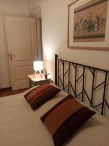ein Schlafzimmer mit einem Bett und einer Lampe auf einem Tisch in der Unterkunft Bed and Breakfast La Terrazza in Genua