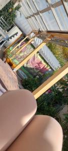 een uitzicht op een tafel en stoelen in een gebouw bij Ánizs Apartmanház in Makó +5 foto's