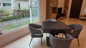 a conference room with a table and chairs and a window at 樹海翠湖 in T'ung-ko
