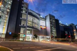 een groot gebouw met een straat ervoor bij UQ single bedroom with pool Q2 in Brisbane