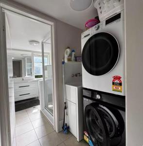 een wasruimte met wasmachine en droger bij UQ single bedroom with pool Q2 in Brisbane