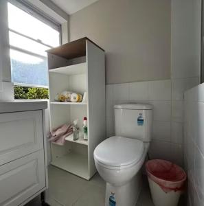 een badkamer met een wit toilet en een raam bij UQ single bedroom with pool Q2 in Brisbane