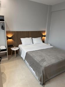 une chambre avec un grand lit et une table dans l'établissement Ladadika Luxury Apartment #5, à Thessalonique