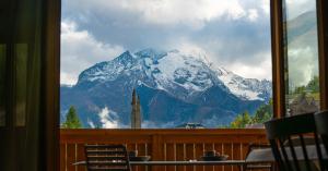 - une vue sur une montagne enneigée depuis une fenêtre dans l'établissement Résidence l'Alpeggio by My Mountain Resort, à Les Deux Alpes