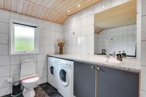 a bathroom with a washing machine and a sink at HS013-Oksbol-Hybenvangen-6 in Oksbøl +38 photos