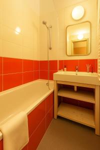 a bathroom with a tub and a sink at Résidence La Daille - Val-d'Isère in Val dʼIsère
