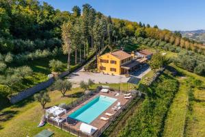 Bazén v ubytování Villa Collevento nebo v jeho okolí