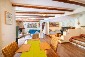 a living room with a green rug on the floor at El Balcón de la Sierra in Cazorla