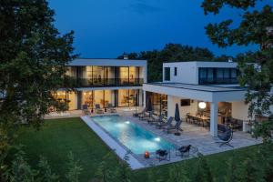 Bazén v ubytování Villa Ume by IstriaLux with jacuzzi and sauna nebo v jeho okolí