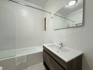 une salle de bain avec un lavabo, une baignoire et un miroir dans l'établissement Agi Peater Center, à Roses 56 autres photos