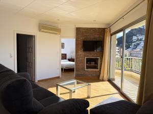 un salon avec un canapé et une table en verre dans l'établissement Agi Peater Center, à Roses