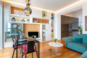 アマルフィにあるYourHome - Casa Anna Amalfiのテーブルと青いソファのあるリビングルーム