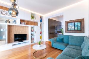 アマルフィにあるYourHome - Casa Anna Amalfiの青いソファとテーブルのあるリビングルーム