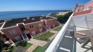 una vista aérea de una casa y del océano en Apt. El Guirre Nº 6, en Playa Calera