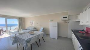 cocina con mesa y comedor con vistas al océano en Apt. El Guirre Nº 6, en Playa Calera