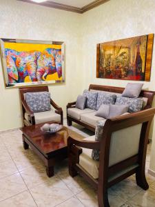 Imagen de la galería de Apartamento a 2 minutos de la Embajada de los Estados Unidos 3 Hab-5 cama- 3 baños- 2 Parqueo- Pueden dormir 8 personas- Residencial Privado, en Santo Domingo