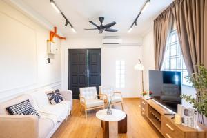 Televiisor ja/või meelelahutuskeskus majutusasutuses Charming OUG Bungalow 6BR Cozy Family Escape plus Baby Cot