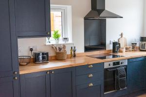 Η κουζίνα ή μικρή κουζίνα στο Cosy 2BR House - Space Centre - Free Parking