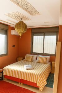 Postel nebo postele na pokoji v ubytování Hôtel Restaurant Dar Al Madina