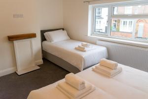 Ένα ή περισσότερα κρεβάτια σε δωμάτιο στο Cosy 2BR House - Space Centre - Free Parking