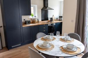 Η κουζίνα ή μικρή κουζίνα στο Cosy 2BR House - Space Centre - Free Parking