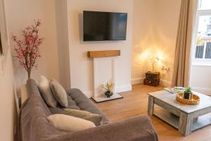 Μια τηλεόραση ή/και κέντρο ψυχαγωγίας στο Cosy 2BR House - Space Centre - Free Parking