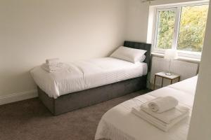 Ένα ή περισσότερα κρεβάτια σε δωμάτιο στο Cosy 2BR House - Space Centre - Free Parking +3 φωτογραφίες