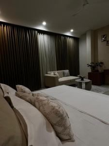 Ένα ή περισσότερα κρεβάτια σε δωμάτιο στο Townsquare Residency