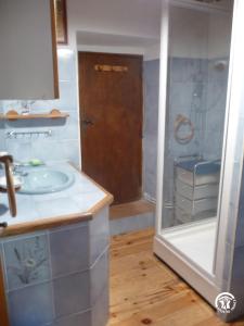 a bathroom with a sink and a shower at Gîte de Myriam aux portes des Gorges du Tarn in Rivière-sur-Tarn +8 photos