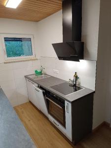 Køkken eller tekøkken på Ferienhaus im Feriendorf Reichenbach B17