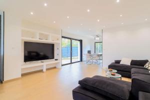 TV a/nebo společenská místnost v ubytování La Maison Bellevue - Garden Parking 13 min from Amiens