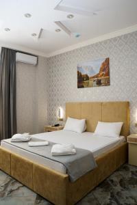 Postel nebo postele na pokoji v ubytování Kolizey Hotel Spa Ganja