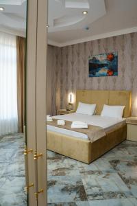 Postel nebo postele na pokoji v ubytování Kolizey Hotel Spa Ganja