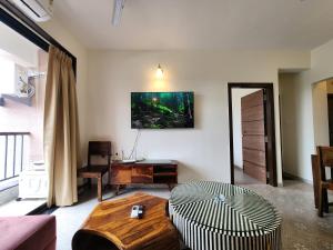 Posezení v ubytování Contemporary 2BHK Family Retreat with Mangrove view, Pool & Amenities - Near Candolim Beach