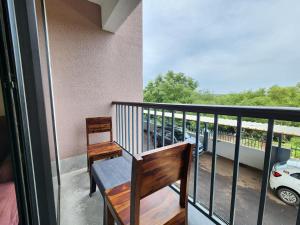 Balkón nebo terasa v ubytování Contemporary 2BHK Family Retreat with Mangrove view, Pool & Amenities - Near Candolim Beach