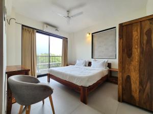 Postel nebo postele na pokoji v ubytování Contemporary 2BHK Family Retreat with Mangrove view, Pool & Amenities - Near Candolim Beach