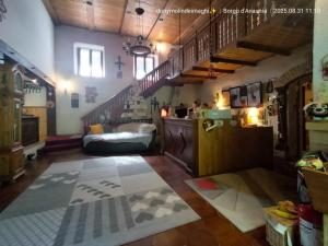 フォンドにあるMolinDeiMaghiの階段とリビングルームのある広い部屋