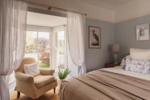 Postel nebo postele na pokoji v ubytování Wansfell View, Central Hawkshead with Hot Tub