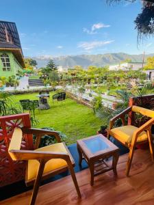 een balkon met stoelen en een tafel en uitzicht bij Chitralekha Boutique Resort in Rājpur