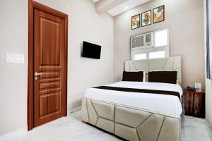 a bedroom with a large bed in a room at Collection O Sector 33 Gurgaon in Gurgaon +41 photos