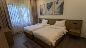 En eller flere senge i et værelse på CMG Hotel