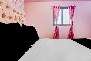 MundhwaにあるSuper Collection O Manjari - Mundhwa Road Formerly 7 Treatsのベッドルーム1室(ベッド1台付)、ピンクのカーテン付きの窓が備わります。