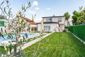 a villa with a swimming pool and a yard at Villa Deluxe Buna in Mostar