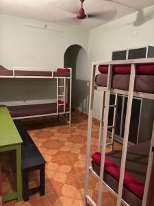 Palanda nebo palandy na pokoji v ubytování Kannur Dorm + 11 fotografií