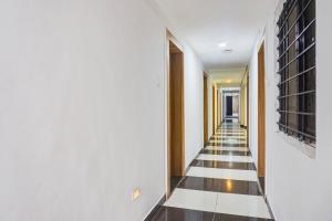 MundhwaにあるSuper Collection O Manjari - Mundhwa Road Formerly 7 Treatsの黒と白のタイル張りの床の廊下 +25枚の写真