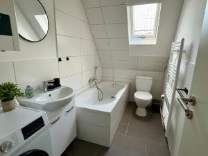 ヴィッテンにあるKomfort & Stil, Moderne Wohnung mit Fitnessraumの洗面台、トイレ、浴槽を備えたバスルーム +50枚の写真