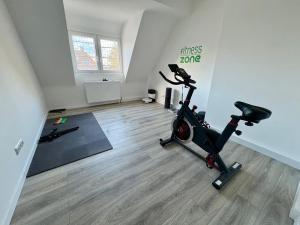 ヴィッテンにあるKomfort & Stil, Moderne Wohnung mit Fitnessraumのジム(室内のエアロバイク付)