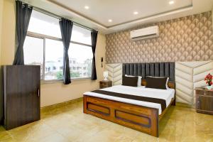 a bedroom with a bed and a window at Super Hotel O Shalimar Railway Junction Formerly Tanima Villa 2 in Howrah